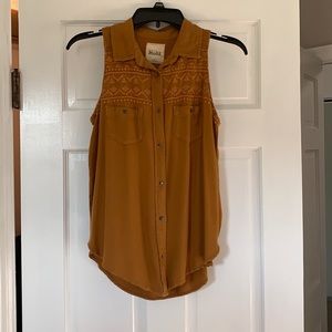 Mudd sleeveless button up blouse